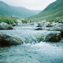 Rivière – image de couverture de l’app, générée par IA