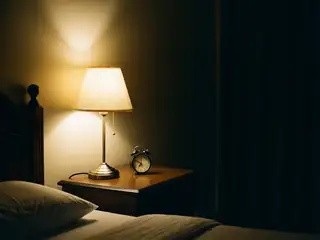 La nuit sans horloge – image de couverture de l’app, générée par IA