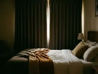 S’endormir après une nuit de travail – image de couverture de l’app, générée par IA