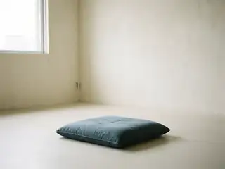 L’assise silencieuse – image de couverture de l’app, générée par IA