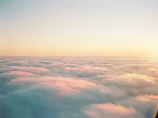 Voyage sur un nuage – image de couverture de l’app, générée par IA