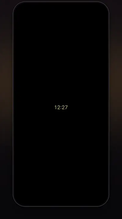 Screenshot: night mode – a black screen with a faintly glowing clock