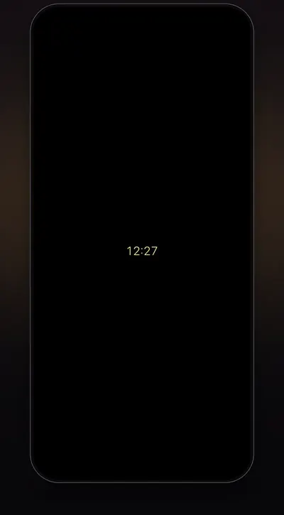 スクリーンショット：ナイトモード。黒い画面に、ほのかに光る時計だけが表示されています
