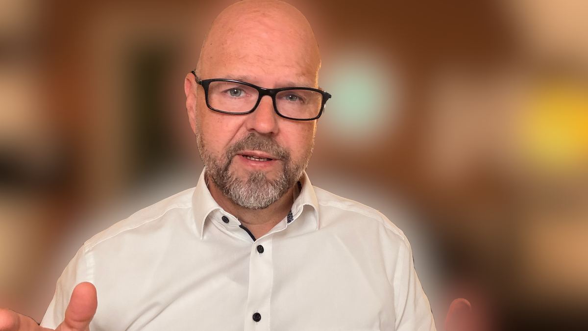 Sprecher vor unscharfem Hintergrund